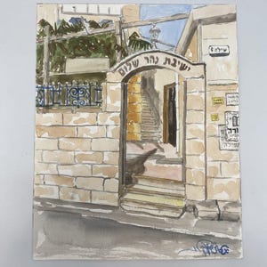 Puede incluir: Una pintura de acuarela de un edificio de piedra con una puerta y escalones que conducen a ella. La puerta tiene un arco con las palabras hebreas "Beit Midrash Shul" escritas encima. Hay un letrero en la pared que dice "Shul 6".