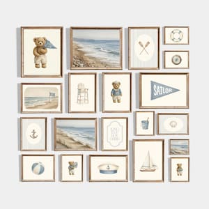 Puede incluir: Una colección de láminas artísticas enmarcadas con temática náutica. Las láminas presentan ilustraciones en acuarela de osos de peluche, escenas de playa, veleros y símbolos náuticos en tonos azules, beige y marrón. Los marcos son de un cálido tono madera.