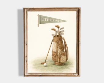 Puede incluir: Ilustración en acuarela con temática de golf. Una bolsa de golf marrón con palos, una pelota de golf y una bandera con la inscripción "LITTLE GOLFER" se encuentran sobre una zona de césped verde. La obra está enmarcada en un marco de madera.