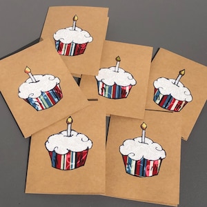 Carte d'anniversaire faite main – appliqué en tissu sur du papier cartonné Kraft