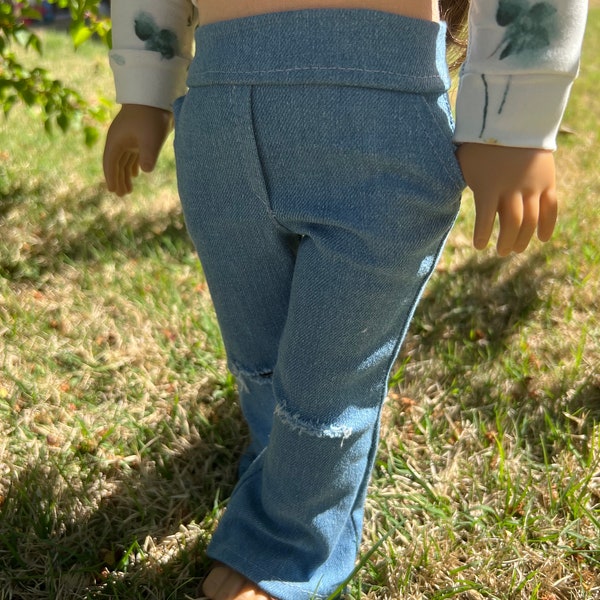 Utsvängda jeans - 18 tums dockkläder - ljusa denimbyxor med slitna detaljer