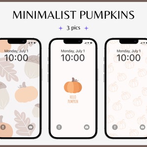 Op de afbeelding: Drie smartphones met minimalistische pompoenachtergronden. De eerste toont pompoenen, eikels en bladeren in beige en oranje. De tweede heeft een oranje pompoen met "Hello Pumpkin". De derde toont pompoencontouren.