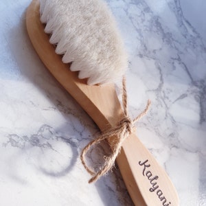 Brosse à cheveux bébé en bois personnalisée image 3