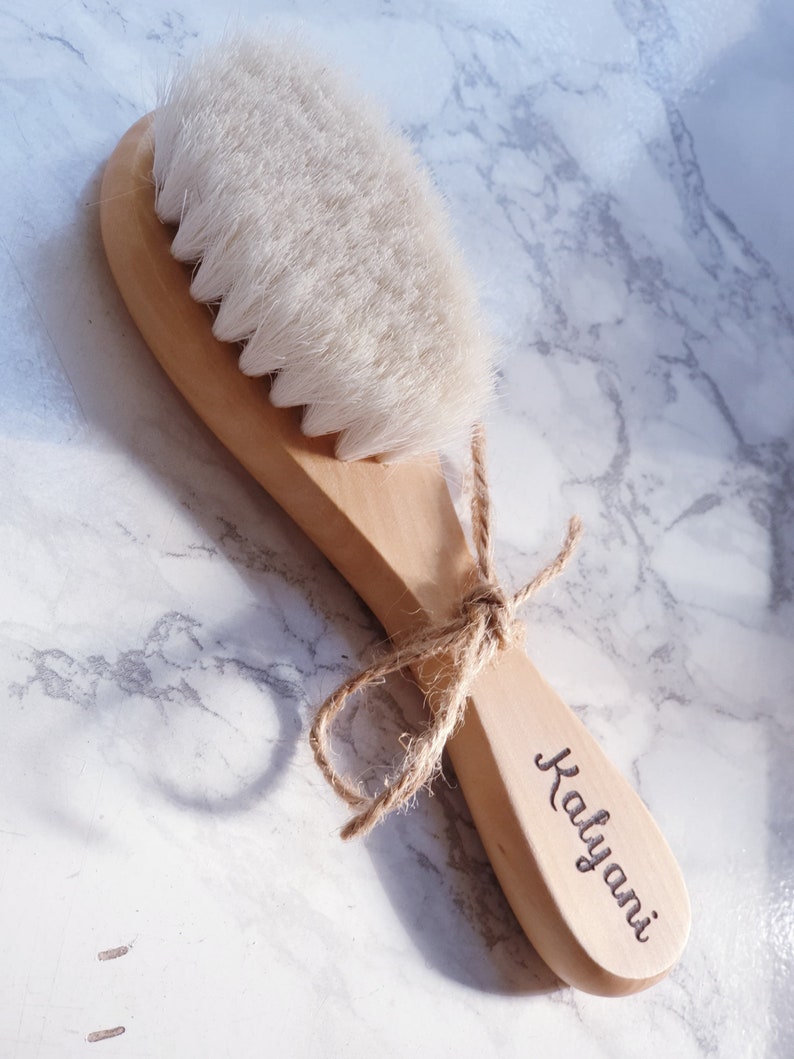 Brosse à cheveux bébé en bois personnalisée image 3