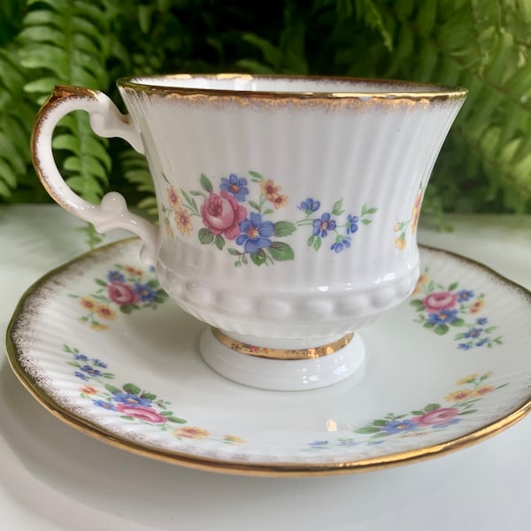 Vintage elisabethanischen Blumen-Porzellan-Teetasse und Untertasse