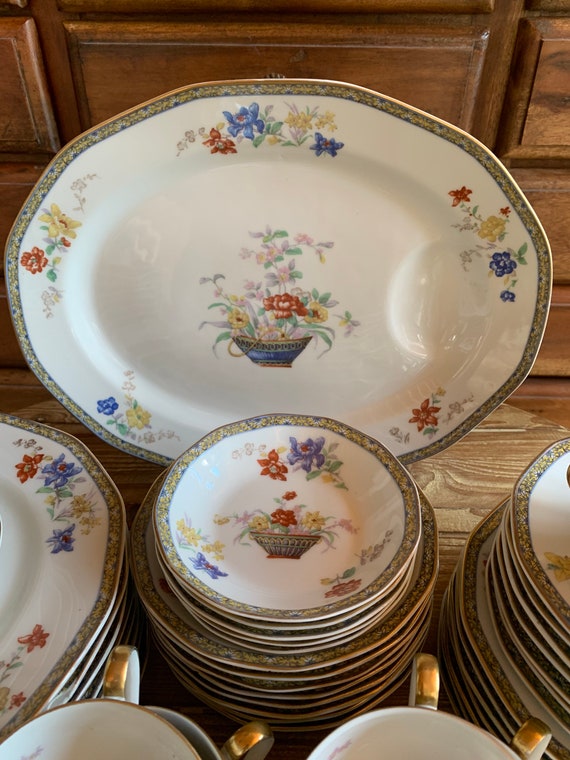 Vajilla antigua cuarteada sale