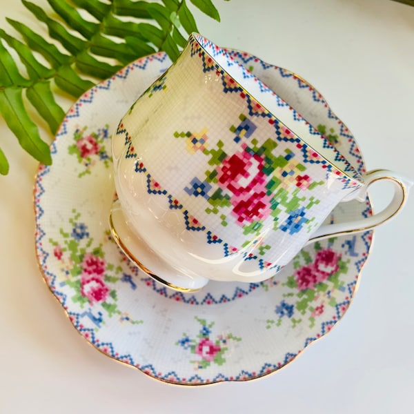 tasse à thé et soucoupe en porcelaine Royal Albert Petit Point vintage