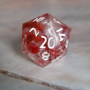 Scherpe randen 30 mm Jumbo D20 | Rode bloemen | D&D TTRPG Dungeons and Dragons | Chonky dobbelstenen | Kleinere D20 NIET INBEGREPEN
