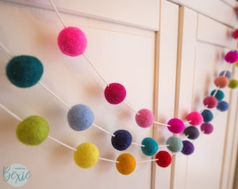 Pom Pom Garland, vilten pom-poms - perfect voor kinderkamerdecoratie + babyshowerdecoraties - verkrijgbaar in regenboog, blauw en roze