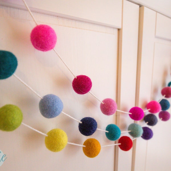 Guirlande de pompons, pompons en feutre - Parfaite pour une décoration de chambre d'enfant ou de baby shower - Disponible en arc-en-ciel, bleu et rose