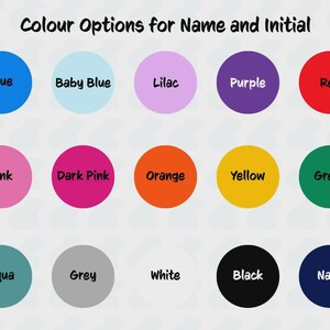 K&ouml;nnte beinhalten: Eine Farbtafel mit dem Titel Colour Options for Name and Initial, die f&uuml;nfzehn einfarbige Kreise in verschiedenen Farben zeigt, darunter Blau, Babyblau, Flieder, Lila, Rot, Pink, Dunkelpink, Orange, Gelb, Gr&uuml;n, Aqua, Grau, Wei&szlig;, Schwarz und Marine.