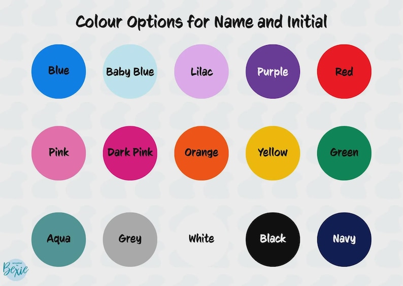 K&ouml;nnte beinhalten: Eine Farbtafel mit dem Titel Colour Options for Name and Initial, die f&uuml;nfzehn einfarbige Kreise in verschiedenen Farben zeigt, darunter Blau, Babyblau, Flieder, Lila, Rot, Pink, Dunkelpink, Orange, Gelb, Gr&uuml;n, Aqua, Grau, Wei&szlig;, Schwarz und Marine.