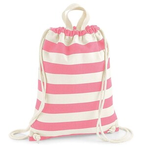 K&ouml;nnte beinhalten: Ein Kordelzugrucksack mit horizontalen rosa und cremewei&szlig;en Streifen. Die Tasche besteht aus Stoff mit einem Tragegriff und dicken, cremefarbenen Seilkordeln, die die &Ouml;ffnung oben zuziehen und an den unteren Ecken befestigt sind.