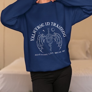 Valquiria en sudadera de entrenamiento, sudadera con capucha Sarah J Maas Night Court Bookish, regalo ACOTAR, sudor ACOSF, sudadera con cuello redondo, Sarah J Maas Merch