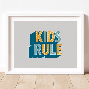 Kids Rule Typographic Print - Zabawna sztuka ścienna, pozytywny cytat, inspirujące dzieci, motywująca sztuka ścienna, pozytywne afirmacje