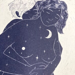 K&ouml;nnte beinhalten: Eine Schwarzwei&szlig;illustration von zwei Personen, die sich umarmen. Die Person im Vordergrund hat die Augen geschlossen und h&auml;lt die andere Person fest im Arm. Der Hintergrund ist dunkelblau mit wei&szlig;en Sternen und einem Halbmond.