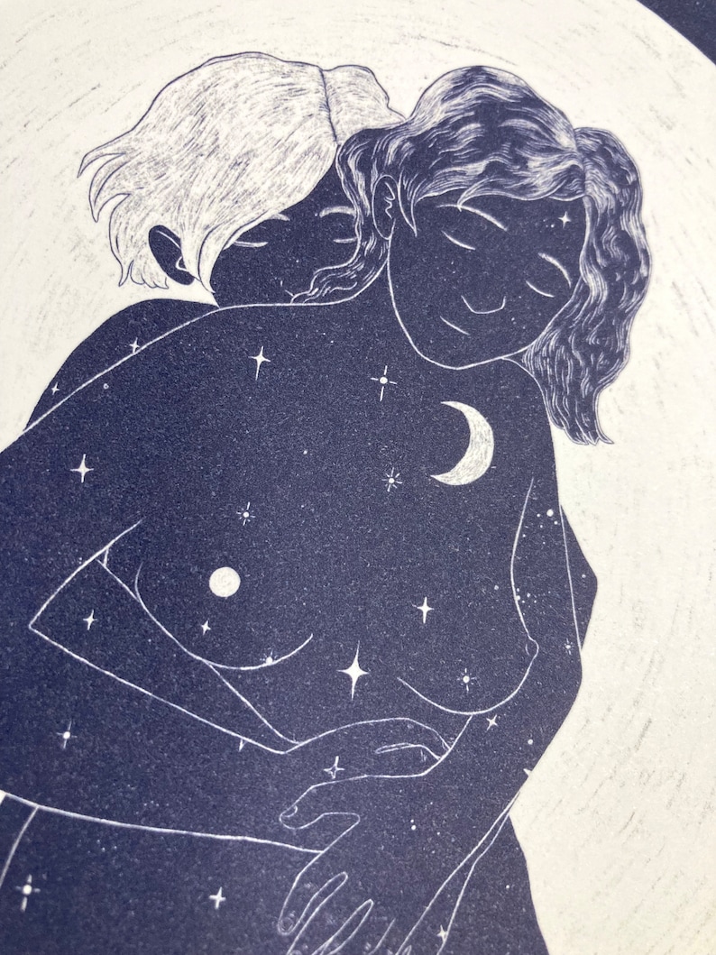 K&ouml;nnte beinhalten: Eine Schwarzwei&szlig;illustration von zwei Personen, die sich umarmen. Die Person im Vordergrund hat die Augen geschlossen und h&auml;lt die andere Person fest im Arm. Der Hintergrund ist dunkelblau mit wei&szlig;en Sternen und einem Halbmond.