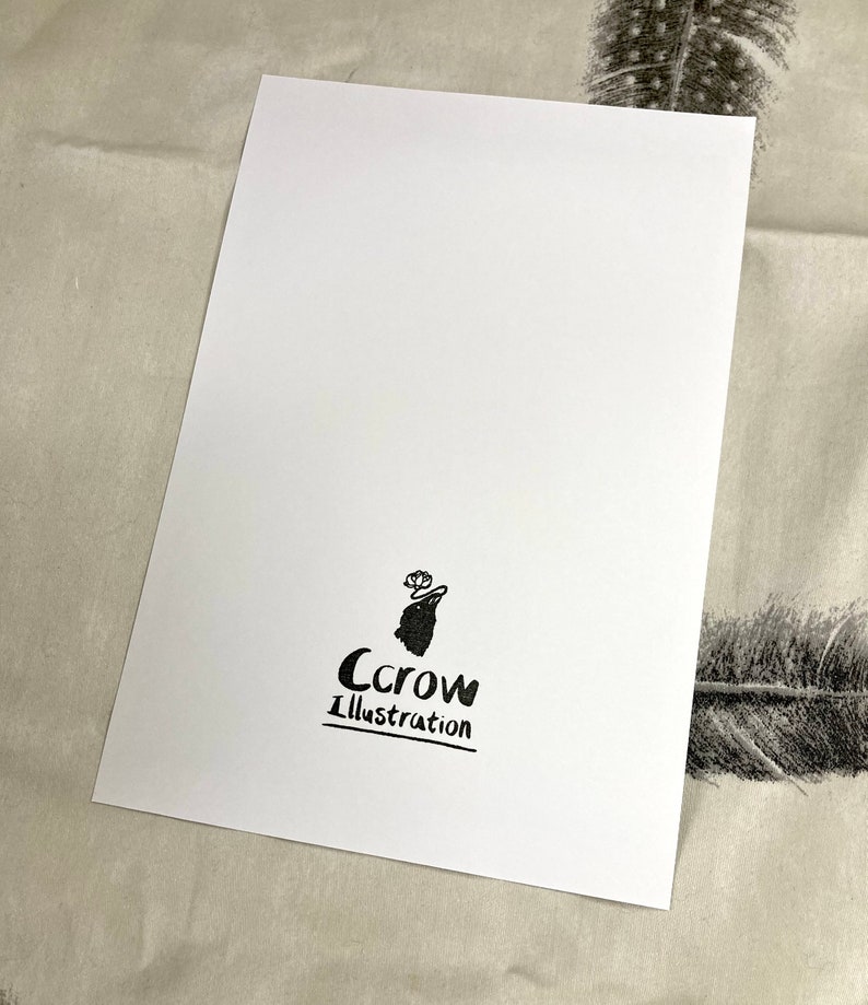 K&ouml;nnte beinhalten: Eine wei&szlig;e Karte mit einer schwarzen Kr&auml;he Illustration und dem Text "Crow Illustration" darauf gedruckt.