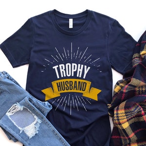Camicia del marito del trofeo, camicia del marito divertente, regalo del marito divertente, camicia del papà dell'anniversario, regalo per lui, regalo per la festa del papà, regalo per il marito