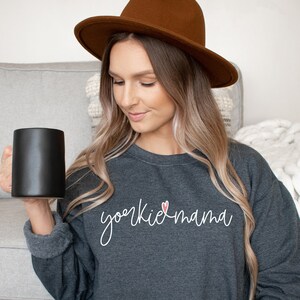 Yorkie Mama Sweater, Yorkie Mama Sweatshirt, Hunde Mama, Yorkie Mutter, Geschenke für Hundeliebhaber, Yorkshire Crewneck, Frauen für Sie, Yorkie Terrier