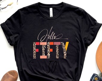 Hola cincuenta camisetas, camisa de cumpleaños número 50, 50 y fabulosa, cincuenta bday, camisa de 50 años, cumpleañera, estampado de leopardo, fiesta de mamá, para ella