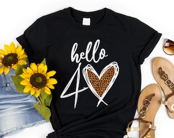 Maglietta "Hello 40" con stampa leopardata e cuore, ideale per il 40° compleanno.