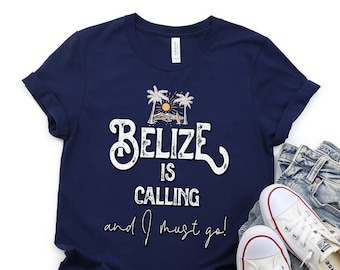 Könnte beinhalten: Ein marineblaues T-Shirt mit einer weißen Grafik, auf der "Belize is calling and I must go!" mit einem Palmenmotiv steht.