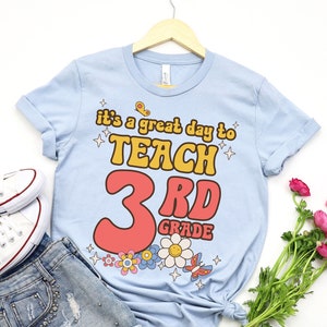 C’est une excellente journée pour enseigner la chemise de 3e année, le tee de l’enseignant de troisième année, le cadeau de l’enseignement de la 3e année, le t-shirt hippie rétro, le premier jour d’école, l’école