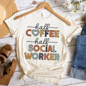 Chemise de travailleur social, travailleur social scolaire, tee-shirt amateur de café, demi-café, T-shirt de travail social, cadeau de graduation Msw, T-shirt de travail social,