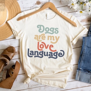 Cute Dog Mama Tee, Zabawna koszulka dla właściciela psa, Prezent dla miłośnika psów, Mama psa, Psy to mój język miłości, Koszulka dla taty psa, Boho Rainbow, Prezent dla niego i dla niej
