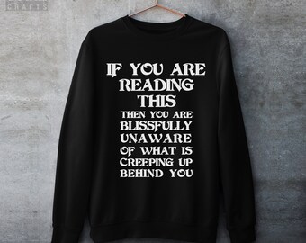 Bluza z gotycką nutą czarnego humoru – „Creeping Up Behind You”