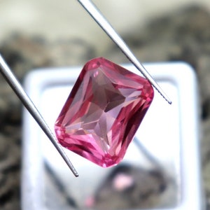 Saphir Padparadscha extrait, pierre à facettes en saphir Padparadscha certifiée taille émeraude de 19,2 carats de Ceylan pour la fabrication de bijoux