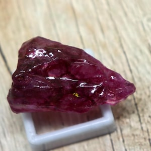 Rubi vermelho bruto de 96,6 ct extraído da terra, pedra preciosa solta, sem lapidação, certificado como gema bruta, em pedaços de 40,7 x 26 mm.