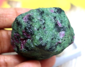 Uit aarde gewonnen robijn zoisiet roze groene edelsteen ruwe ruwe robijn zoisiet losse steen 511.4 42 x 30,5 mm gecertificeerde robijn zoisiet ongeslepen gesteente