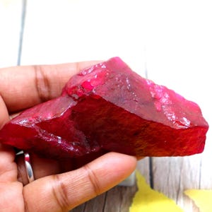387,2 ct Surowy, surowy rubin Kamień szlachetny Wydobyty ręcznie, nieogrzewany, nieobrobiony, surowy kawałek rubinu Luźny kamień Wydobyty różowy rubin Nieoszlifowany kamień Certyfikowany surowy rubin