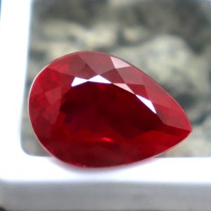 Rubí rojo extraído de la tierra, talla pera, suelto, certificado, 18 ct. Gema de rubí suelta. Ideal como regalo de aniversario, boda o cumpleaños. Rubí AAA.