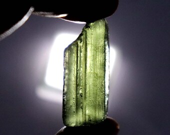 Uit aarde gewonnen donkergroene smaragd ruwe ruwe steen 57 CT gecertificeerd ruw stuk smaragd losse ongesneden steen smaragd onverwarmd onbehandeld ruwe smaragd