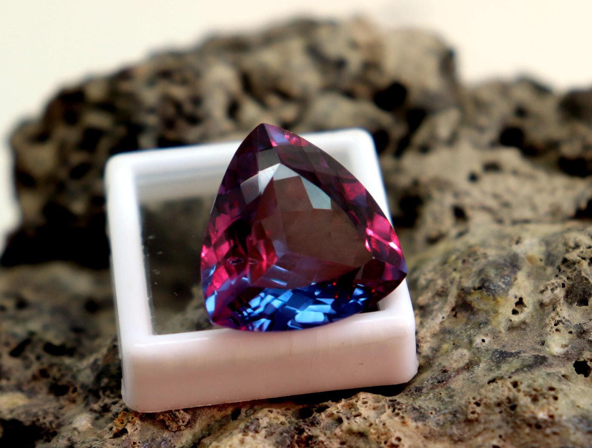 Pierre précieuse en vrac en forme de trillion de padparadscha saphir