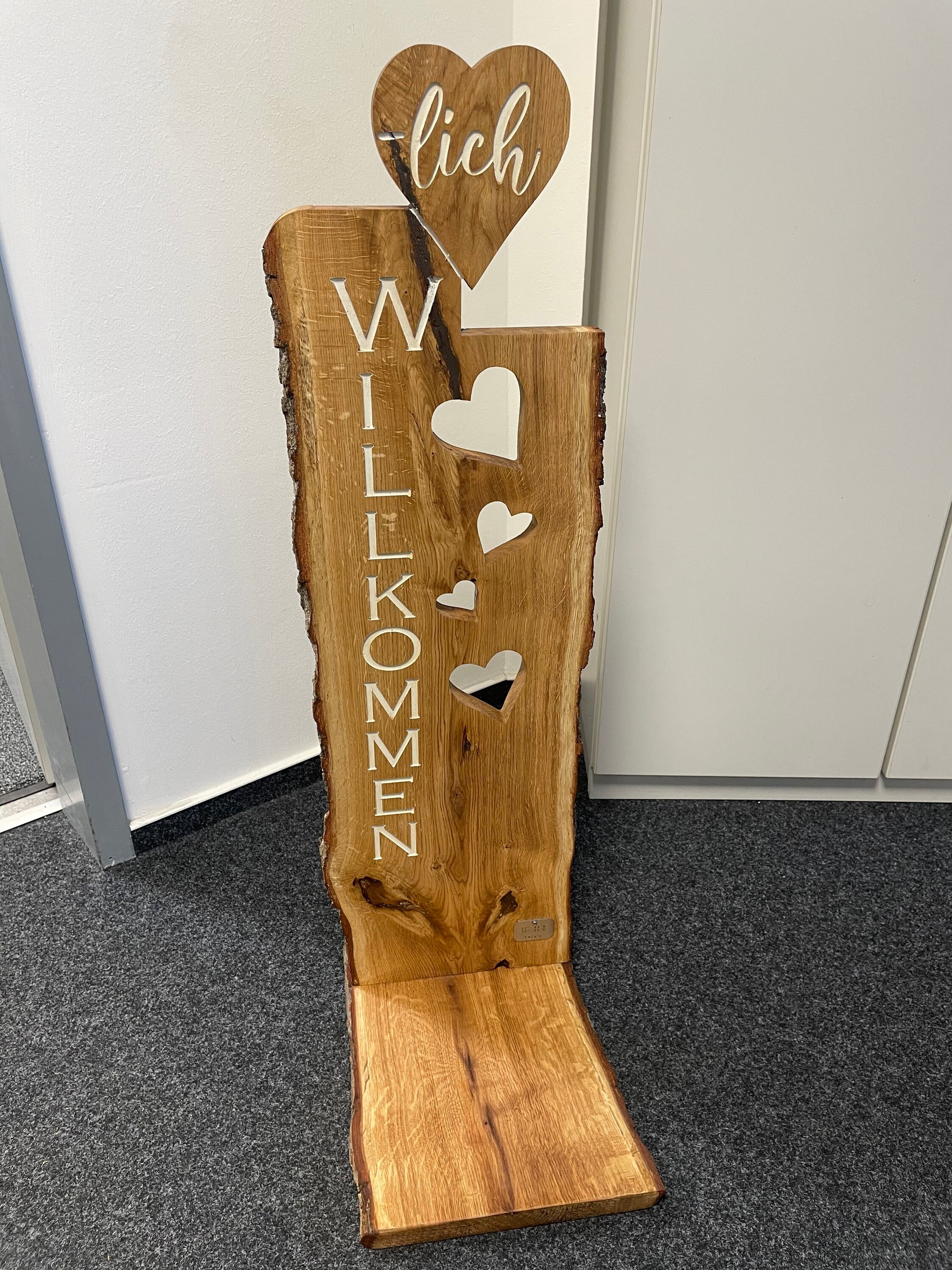 willkommen-aufsteller-holzaufsteller-mit-herzen-eingangsschild