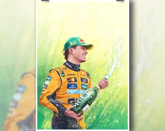 Puede incluir: Un póster vibrante de un piloto de Fórmula 1 celebrando una victoria. El piloto lleva un traje de carreras amarillo y negro y una gorra verde. Sostiene una botella de champán Moët, con el líquido burbujeante saliendo.