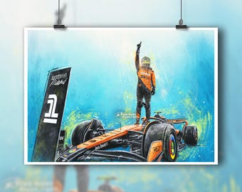 Puede incluir: Un póster que presenta un coche de carreras de Fórmula 1 y su piloto. El piloto, con un traje de carreras naranja y negro, está de pie sobre el coche con un brazo levantado. El coche es naranja y negro con logotipos de patrocinadores. El fondo es una mezcla de azul y turquesa.