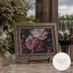 Peut inclure: Un panneau rectangulaire dans un cadre métallique orné de style ancien, présentant un fond floral sombre avec des pivoines roses et rouges. Le texte indique Signature DRINKS, hers CLASSIC MARGARITA et his DIRTY MARTINI, avec des icônes de cocktails.
