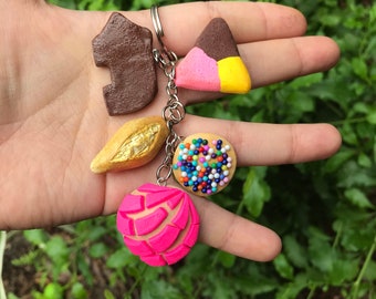 Mexican charm keychain / pan dulce llavero