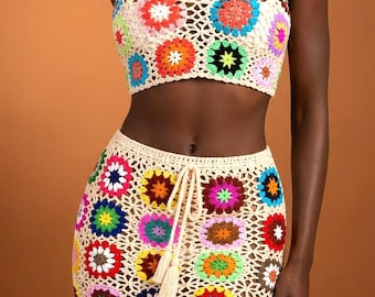 Conjunto de crochê artesanal de duas peças, top e saia coloridos estilo vovó, saída de praia boho.