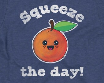 Könnte beinhalten: Marineblaues T-Shirt mit dem Text "Squeeze the day!" und einer Cartoon-Orange mit einem lächelnden Gesicht. Das Shirt hat kurze Ärmel und einen Rundhalsausschnitt. Der Markenname "SNAXTIME" ist oben aufgedruckt.