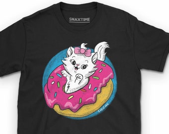 Może przedstawiać: Czarny t-shirt z kreskówkowym kotem w różowym pączku z posypką. Kot ma różową kokardę i się uśmiecha. Tekst "SNAXTIME" jest wydrukowany na górze koszulki i na pączku. Zabawny, kolorowy design.