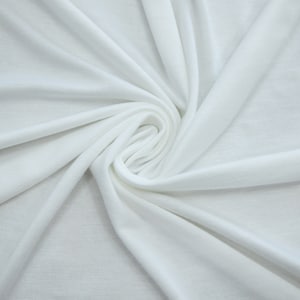 K&ouml;nnte beinhalten: Wei&szlig;er Stoff mit einer glatten, weichen Textur. Der Stoff ist gefaltet und spiralf&ouml;rmig drapiert.