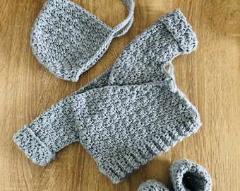 Brassière Cache coeur, chaussons, bonnet béguin