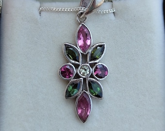 Colgante floral de turmalina múltiple en plata de ley, piedra natal de octubre