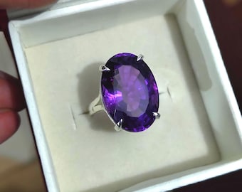 Stor oval ring i 925 sterlingsilver med ametist. Handgjord ring med ametiststenar och ametist som väger 25 karat.
